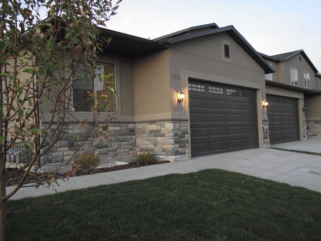 Building Photo - Luxury 5 Bedroom 3 Bath with Upscale Ameni... Rental