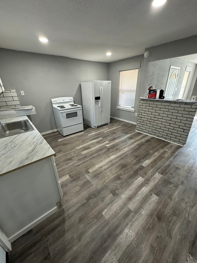 Photo - 500 College St