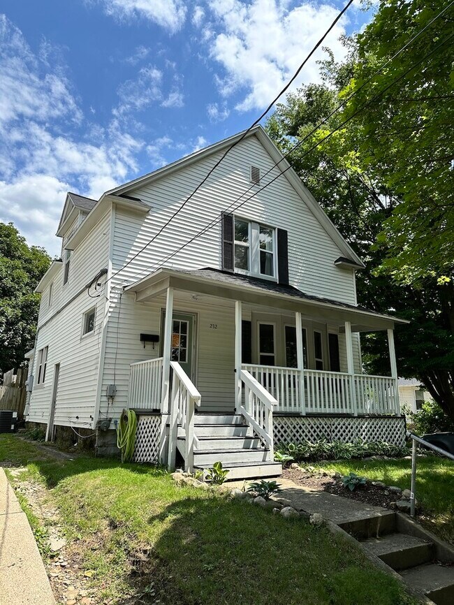 John Ball Park Awesome 4 Bed and 2 Bath Home - John Ball Park Awesome 4 Bed and 2 Bath Home