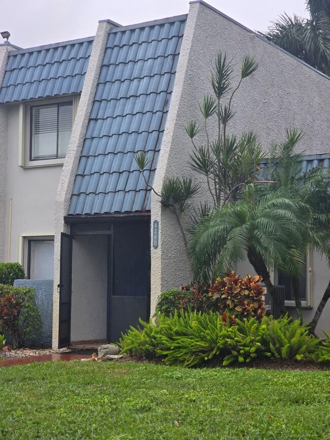 Building Photo - 4360 Fountains Dr