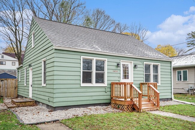 Photo - New Remodeled 3bed 1 bath home in Kalamazoo! Ask about our Deposit Free Leasing!!