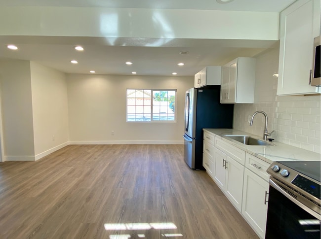 Photo - 687 Jonquil St