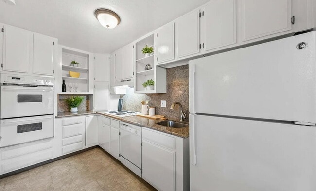 Photo - Spacious 1 bedroom 1 bathroom top floor unit in a highly desirable west side location!