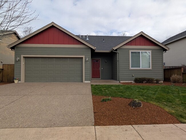 Building Photo - Great 3bed/2 bath home with solid surface flooring!