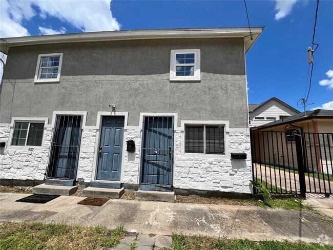 Building Photo - 2211 Schweikhardt St Unit 2 Rental