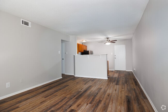 1BR, 1BA - 675SF - Living room