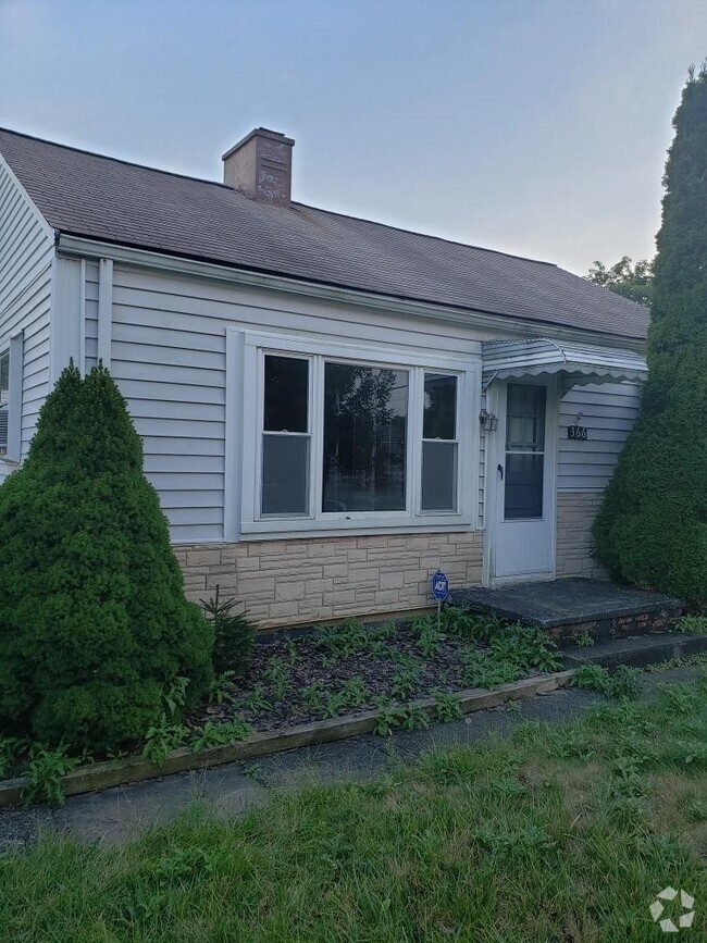 Building Photo - 2 Bedroom Single Family Home with Garage