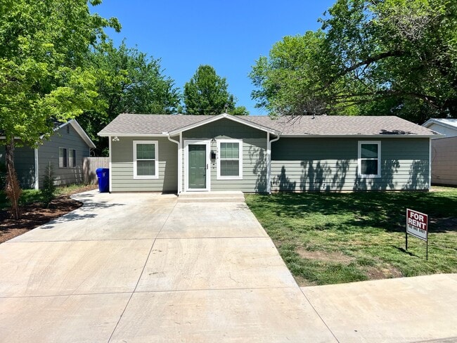 Building Photo - 1615 Iowa St