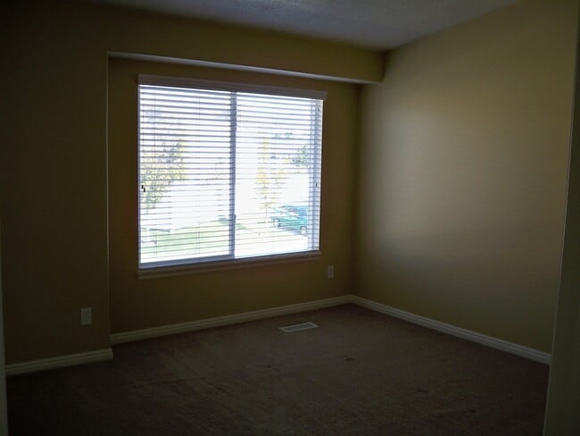 Photo - Beautiful 3 Bedroom Townhome in Sandy!