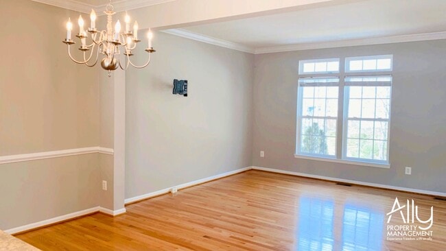 Photo - 908 Rainier Rd