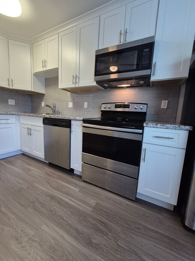 Photo - 1 Bed 1 Bath Upstairs, Excellent Midtown location!! Unidad 8