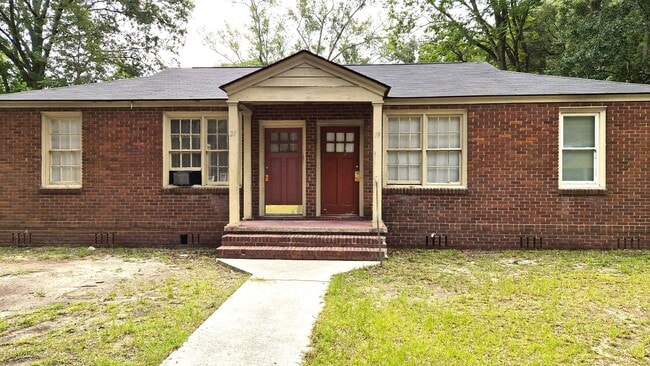 Building Photo - Two Bedroom Apt For Rent in Sumter SC! Two Weeks FREE!