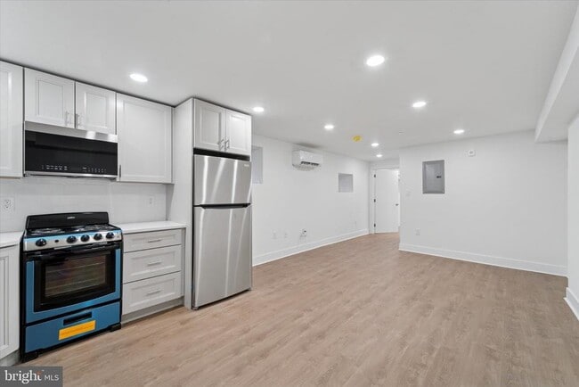 Building Photo - 812 W Roosevelt Blvd