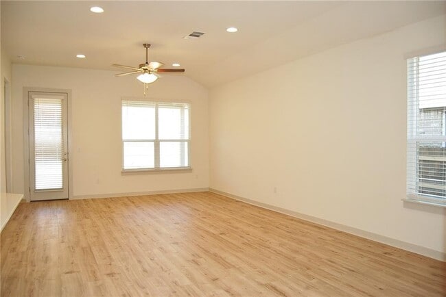 Photo - 640 Peace Pipe Way