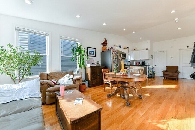 Photo - 236 Havre St Unit 3