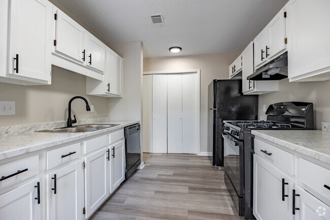 2BR, 2BA - 1048SF