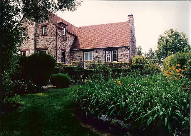 Rear Exterior - 5436 Lincoln Hwy