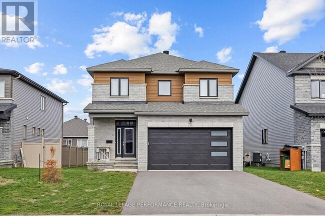 Photo - 724 Namur St