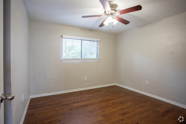 2BR, 2BA - 800SF Chestnut - Bedroom - Silver Creek Apartments | 1-3 Bedroom Apartments in Gainesville, FL