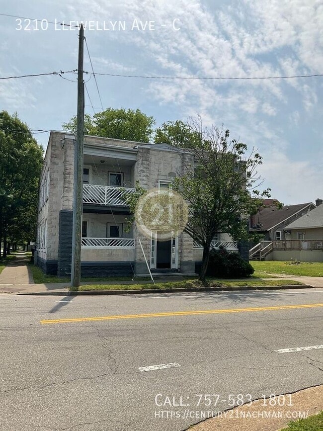 Building Photo - 3210 Llewellyn Ave Unit C