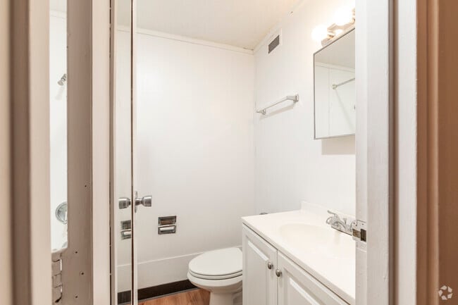 1BR, 1BA - 300 SF