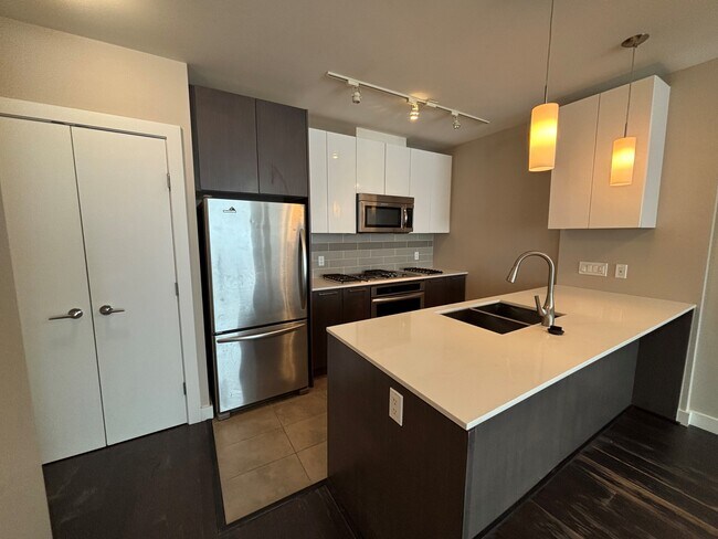Photo - 5021-5511 Hollybridge Way Unit 5021