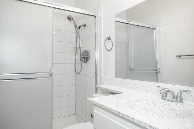 2BR, 2BA - 950SF - First Bathroom