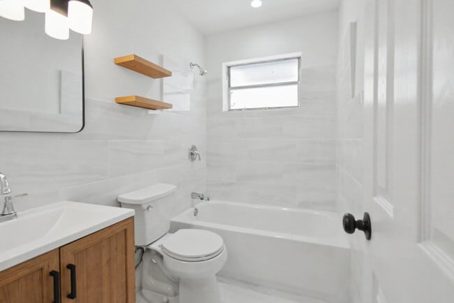 Photo - 411B NE 57th Ct