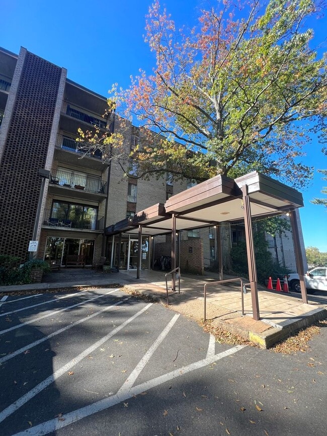 Building Photo - Downtown Condo