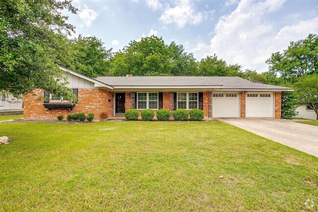 Building Photo - RENOVATED RANCH STYLE HOME IN THE RIDGMAR ...