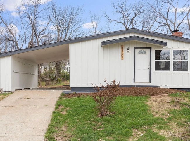 Building Photo - Charming 3 bedroom home with huge yard!
