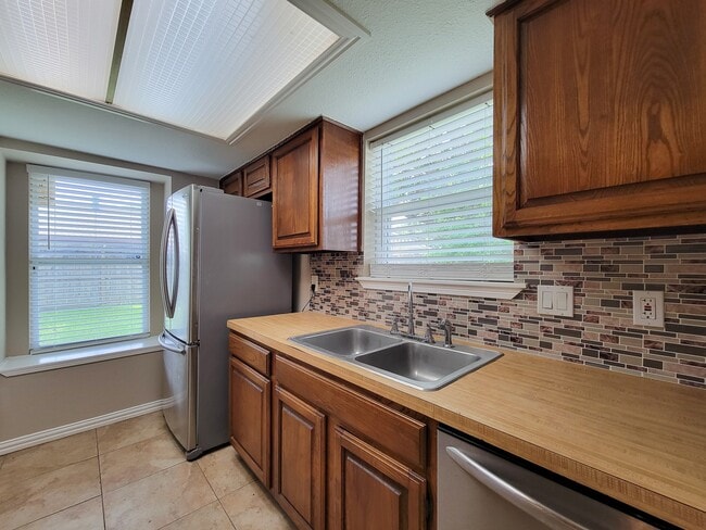 Building Photo - 10010 Sagecanyon Dr