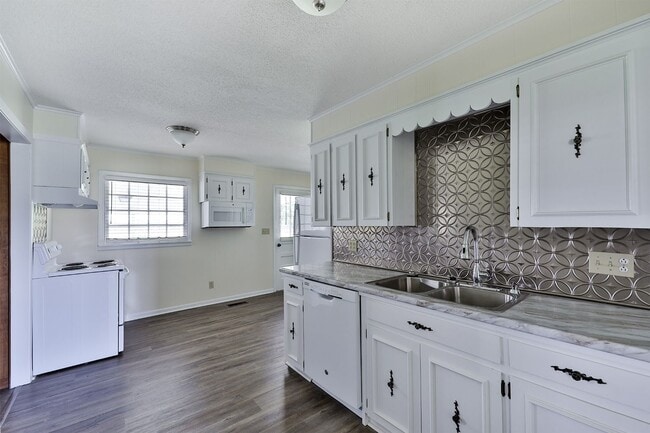 Photo - 4 BD, 2 BA Charming Brick Home in Dresden!