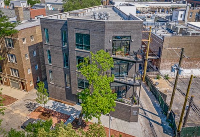 Photo - 1050 W Cornelia Ave Unit 402