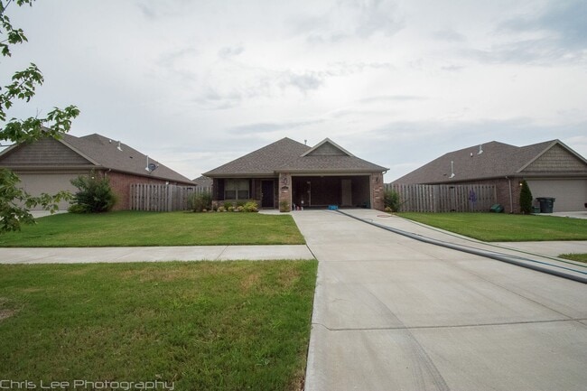 Photo - Beautiful 3-bedroom 2 bath Home in Fayetteville!! New Vinyl Plank Floors!