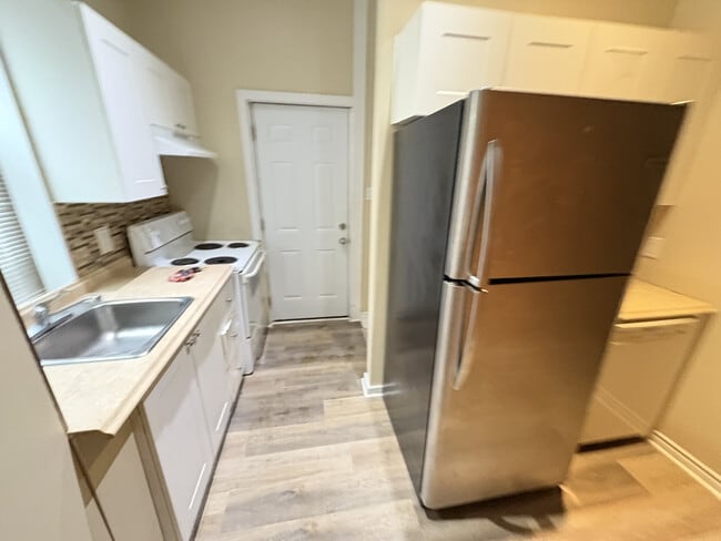 Photo - 1 Bedroom Main Floor With In-suite Laundry and Parking Unit 1