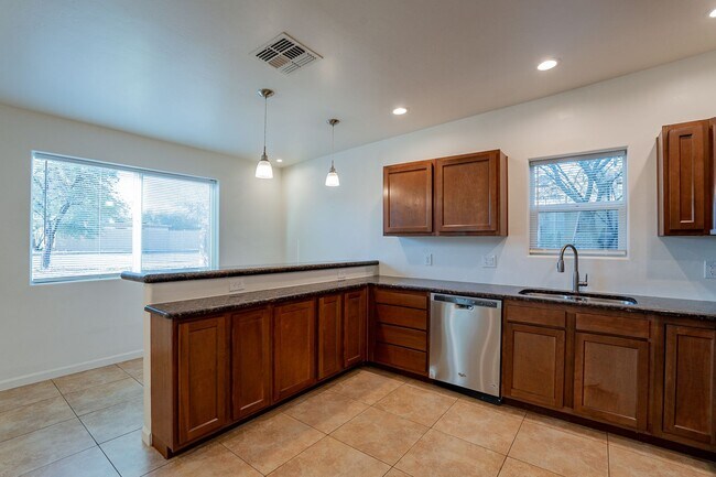 Photo - 436 E Waverly St