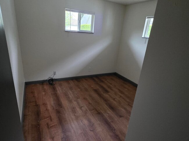 Photo - 354 Catron St N