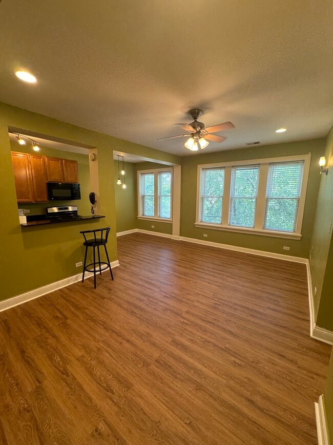 Building Photo - 6812 N Wayne Ave Unit 3A