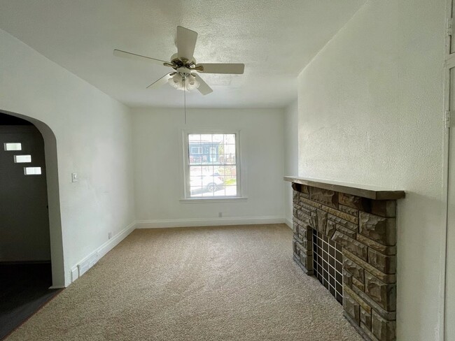 Photo - 4 bed 3 bath - Brighton Heights - HUGE house, large rooms, spacious kitchen