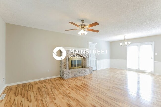 Photo - 3 Bedroom Pet-Friendly Home in LEES SUMMIT, MO with Main Street Renewal