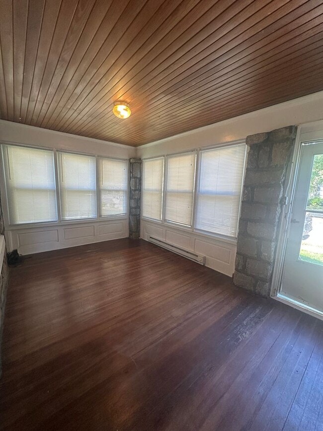 Photo - 407 E 19th St