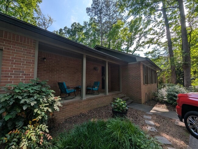 Building Photo - 4bd/4bath Home Near Campus