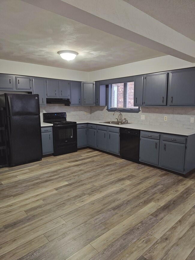 Building Photo - 621 N Rogers Ave Unit Apartment