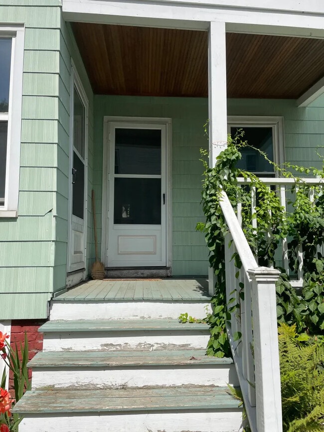 Building Photo - 34 Day Ave Unit 34 Day Ave