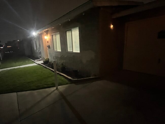 Building Photo - 5227 Live Oak St Rental