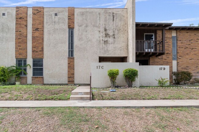 Photo - 100 Royal Way Dr