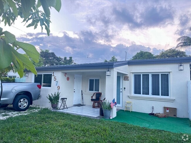 Building Photo - Studio in North Miami Beach Includes Utili... Rental
