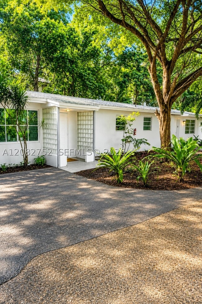 Building Photo - 4790 SW 65th Ave Unit 2