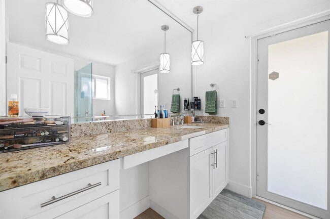 Photo - 811 Capri St